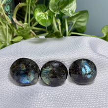 Load image into Gallery viewer, Labradorite Palm AAA
